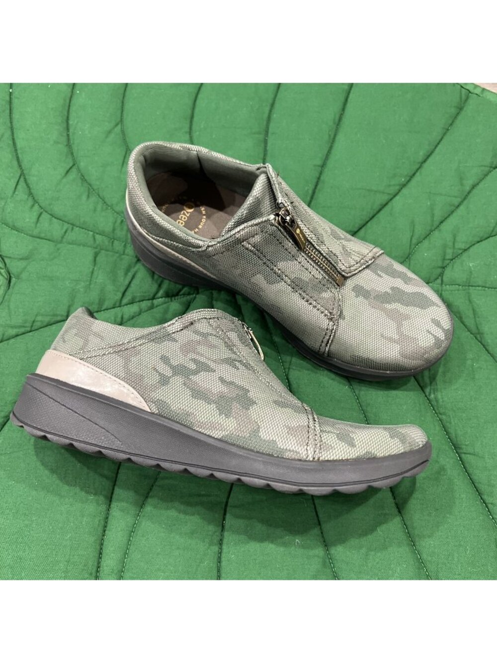 Bzees Womens 8.5 Green Olive Camo Zip Front Slip On Sneakers Comfort Lightweight